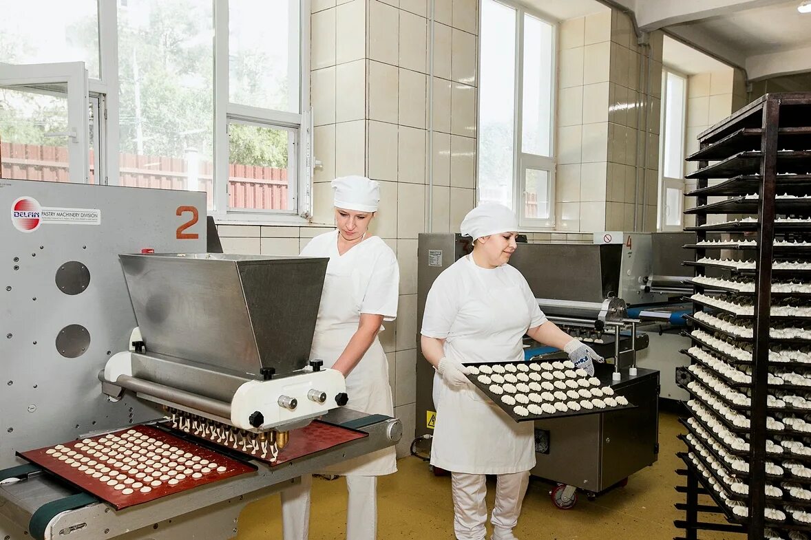 Шеф кондитер дмитрий черников. Кондитер декоратор. Дмитрий шибков кондитер. Добрый кондитер. Торты агзамова собор василия.