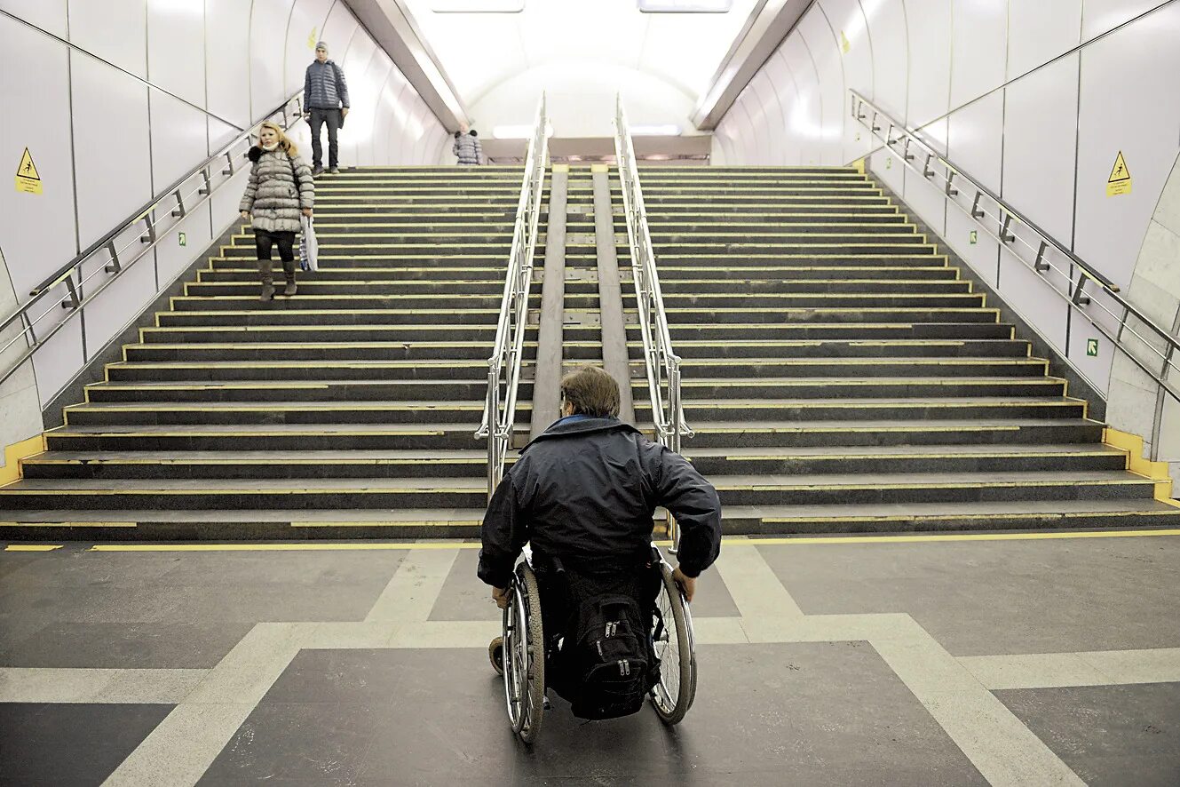 Обладать доступный. Пандус для инвалидов в метро. Безбарьерная среда для инвалидов. Доступная среда для инвалидов колясочников. Безбарьерная среда для колясочников.