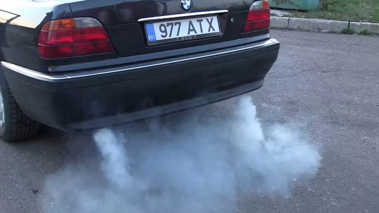 BMW дымит e39. Сизый дым на дизеле. Сизый дым из выхлопа. Выхлоп машины дымящийся.