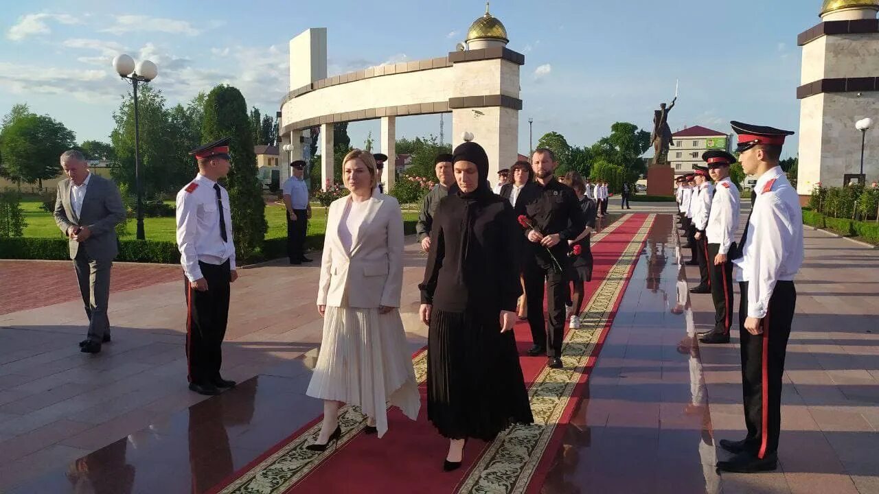 Мемориальный комплекс славы им а Кадырова Грозный. Министр культуры Чеченской Республики с 2021 год. Министр культуры Чеченской Республики 2019году. Мемориальный комплекс славы имени Ахмата Кадырова.