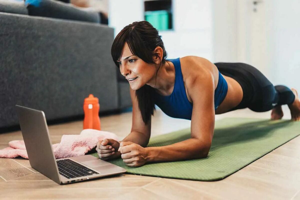 упражнений для самостоятельных занятий. комплекс физ упражнений. спортивные люди. занятия на тренажерах оказывают. физические упражнения.