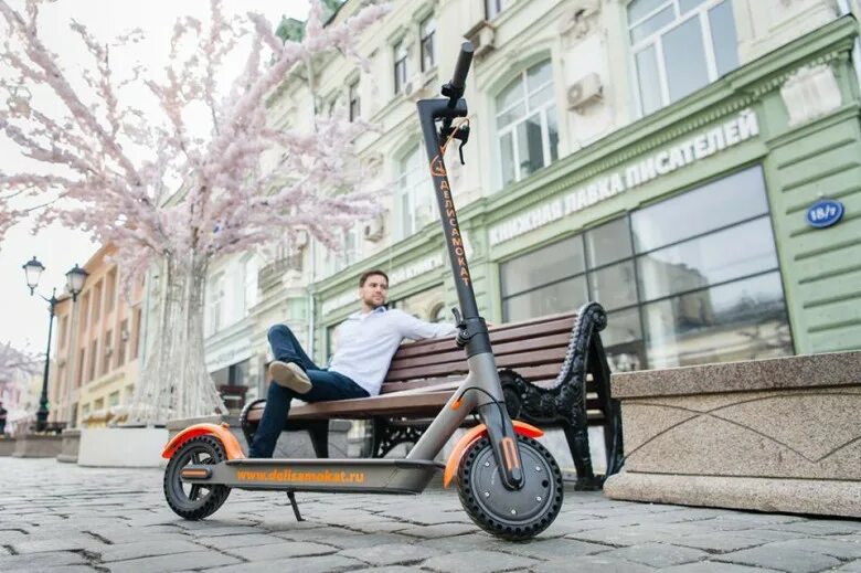 Самокаты в москве прокат на улице. Электросамокаты Делисамокат. Делимобиль самокаты. Электросамокаты в Москве. Электросамокаты на улицах Москвы.