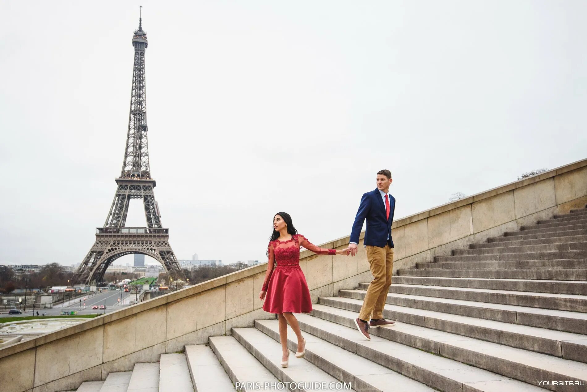 Фотосессия в Париже. На фоне Эйфелевой башни. Париж люди. Человек на фоне Эйфелевой башни.