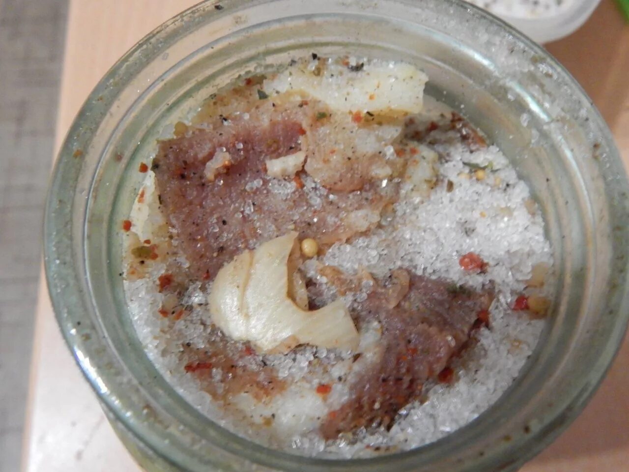 солить сало в кастрюле. можно ли в алюминиевой кастрюле солить сало. засолка сала в контейнеры. сало в рассоле в кастрюле. малосольный рассол для сала.