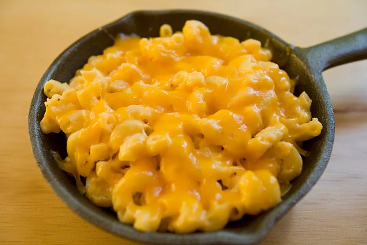 Мак энд чиз. Макароны макнчиз. Макароны Mac and Cheese. Макин чиз макароны. Ем чиз