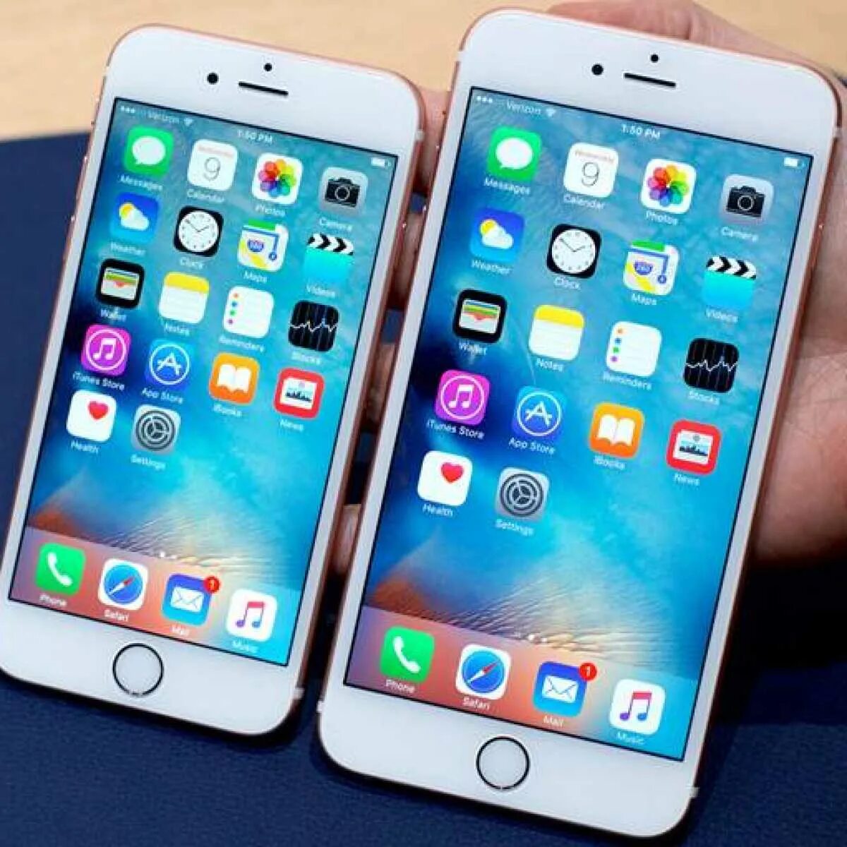 Телефон айфон. Айфон 5 в руке. Iphone 6 гнется. Iphone не готов. Apple 6s plus.