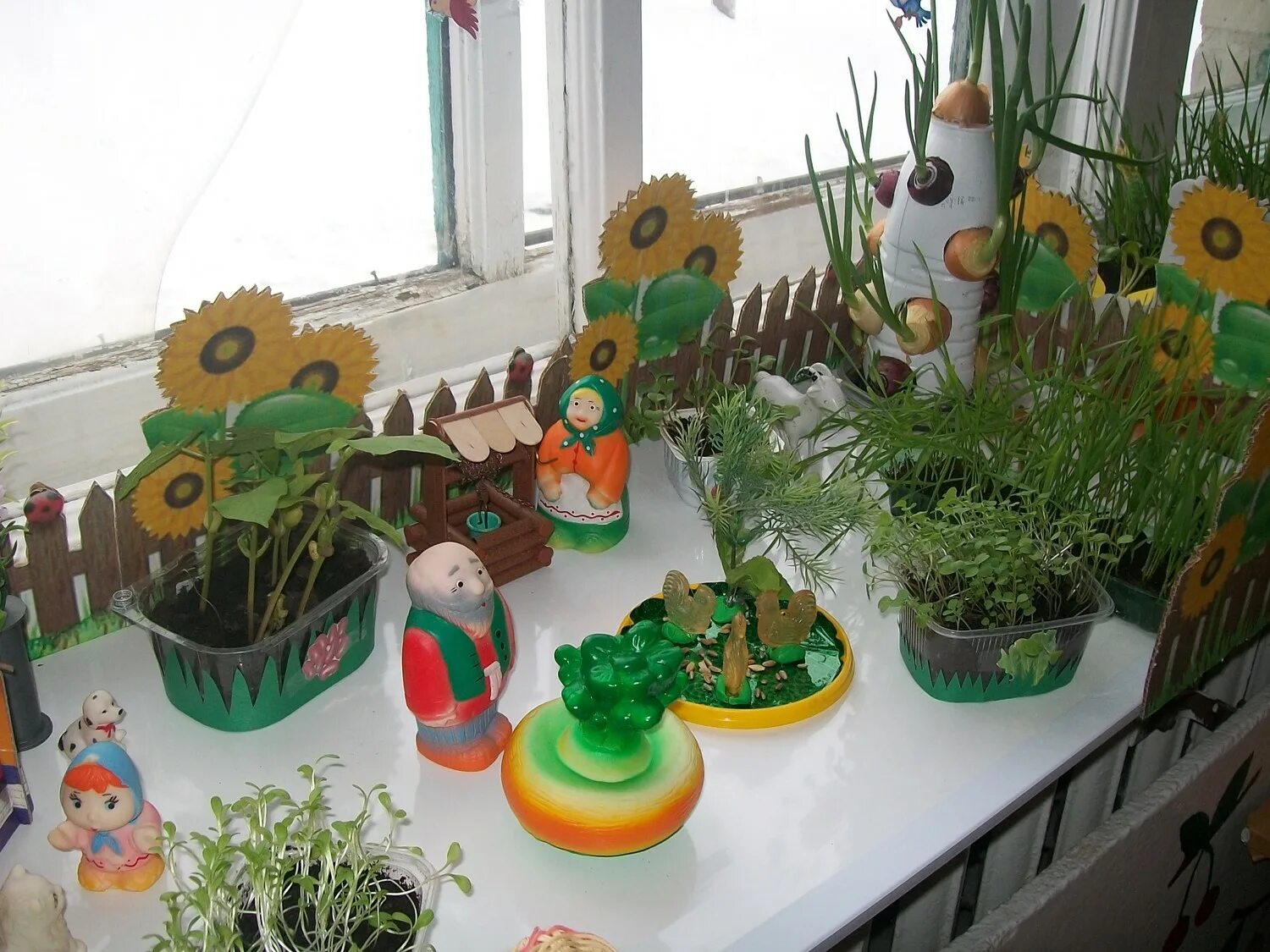 Огород на подоконнике украшения. Огород на окне в детском саду. Огород на подоконнике в детском саду. Огород на окне в детском саду оформление.