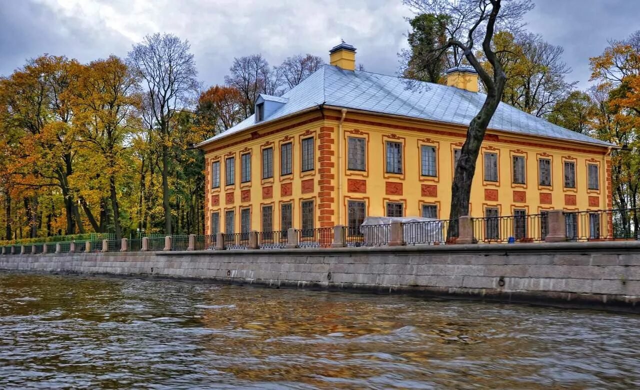 Дворцы построенные петром 1. Летний дворец Петра 1 в Санкт-Петербурге. Летний дворец Петра Трезини. Летний сад Санкт-Петербург летний дворец Петра. Летний дворец Петра 1 в летнем саду.