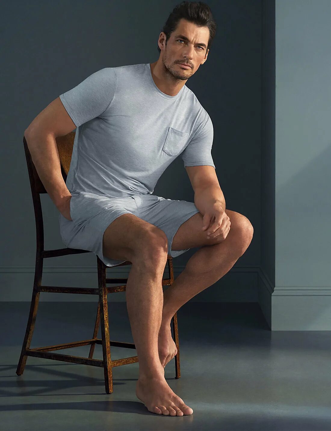 Дэвид Ганди. Дэвид Ганди модель. Дэвид Ганди позирование. David Gandy feet. Ножки парня красивые