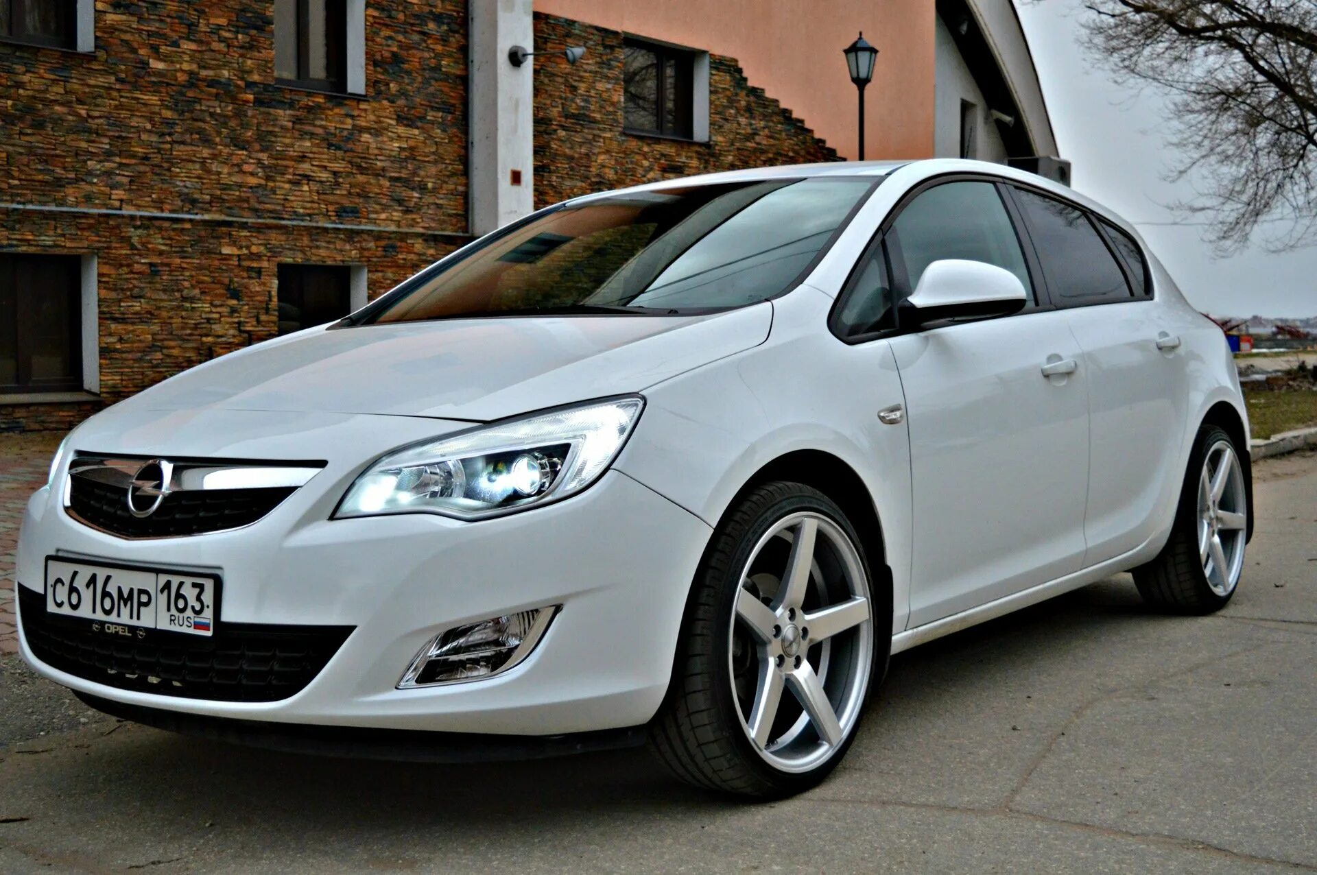 Калуга купить опель. Opel Astra j белая. Opel Astra j 2011 белая. Opel Astra 2012 белый.
