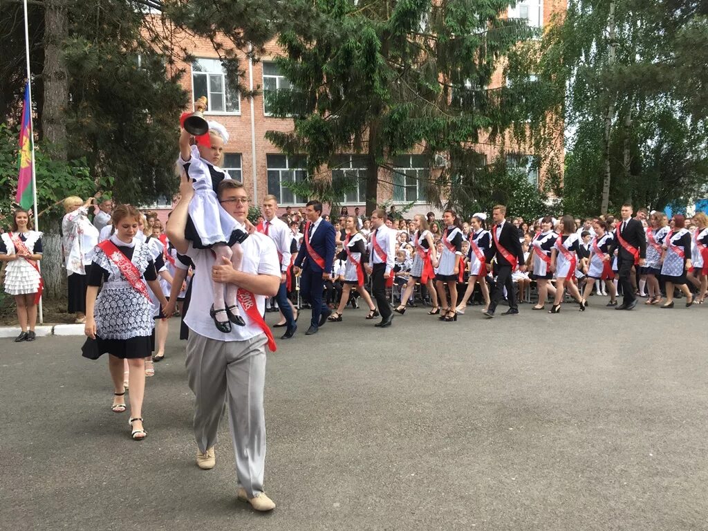 Г темрюк 30.04 2024г новости. 13 Школа город Темрюк. 14 Школа Темрюк. Выпуск 2000 года в школах Темрюка. Темрюк лицей.