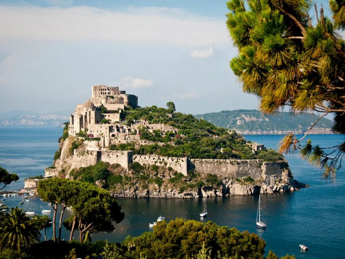 Большой итальянский остров. Искья остров Италия. Арагонский замок, Искья, Италия. Италия Неаполь остров Искья. Остров Искья в неаполитанском заливе.