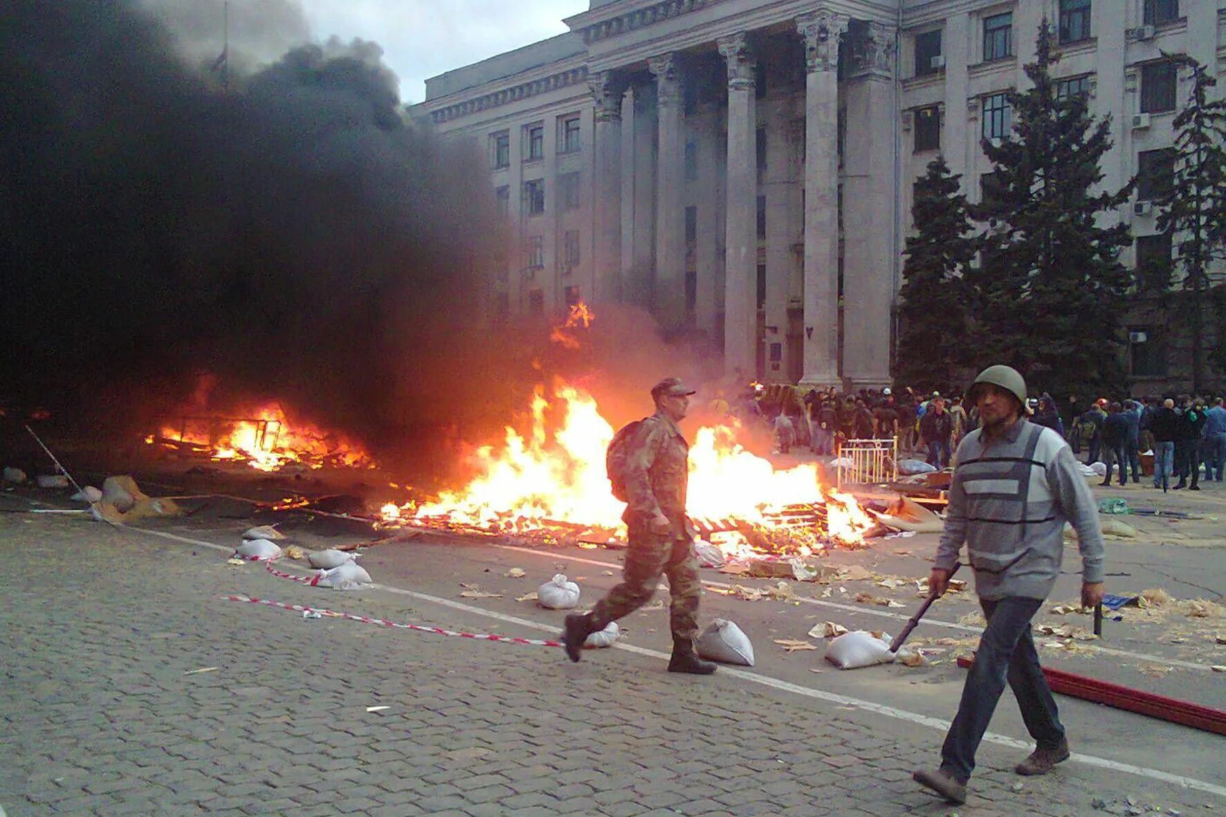 Одесса дом профсоюзов правый сектор. Дворец профсоюзов Одесса. Дом профсоюзов в Одессе 2 мая 2014. 1 мая 2014 г