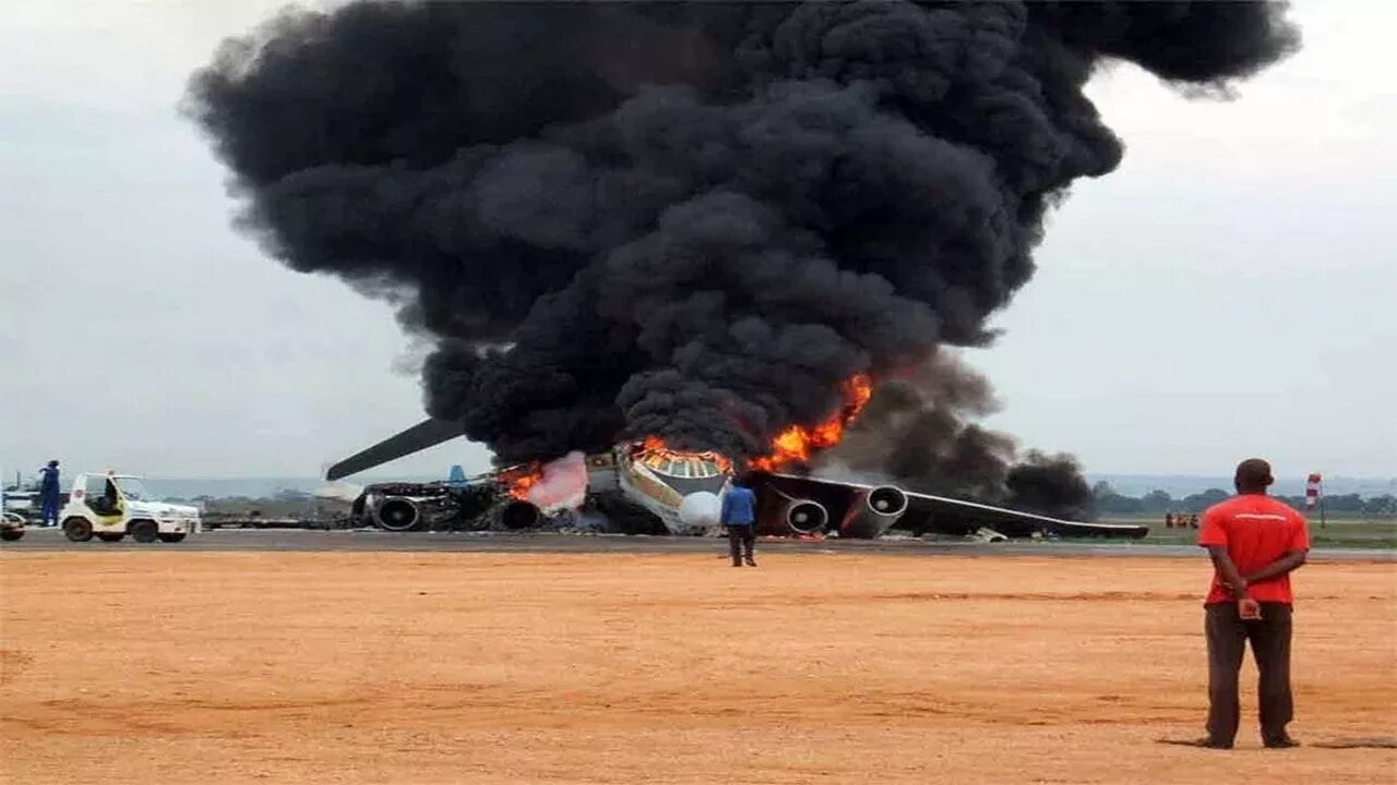 Подбили самолет ил 76. Ливия ил 76. ил 76 в ливии. аэродром харуба ливия. горящий украинский самолет.