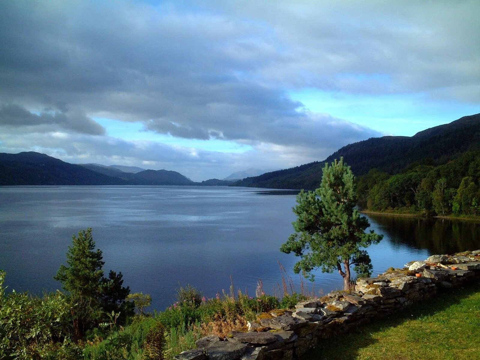 Шотландия Лохнесское озеро. Озеро лох Несс. Озеро Лохнесс в Шотландии. Озеро лох-Несс, Великобритания. По берегам озера расположено