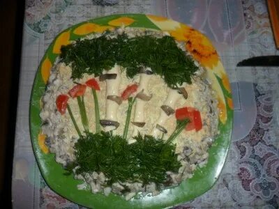 Салат березовая роща с черносливом и грибами