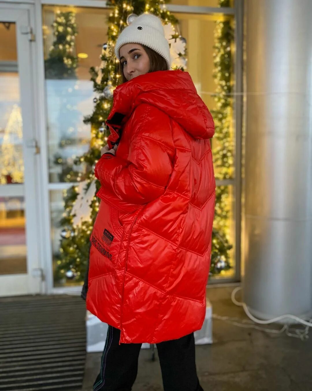Шапка с красным пуховиком. Шапка к красному пуховику. Шапки под красну крькк. Шапка под красную куртку женскую. Зимняя одежда для женщин.