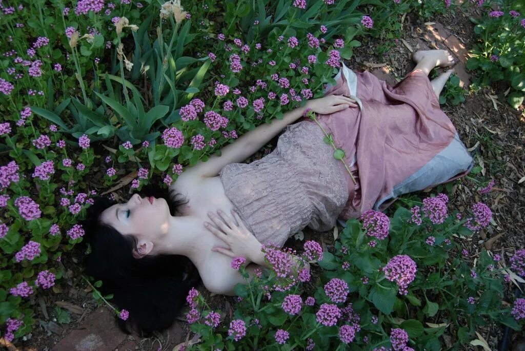 Большие цветы во сне. Девушка в цветочном саду. Женщина сад цветы. Фотосессия в цветах спят.