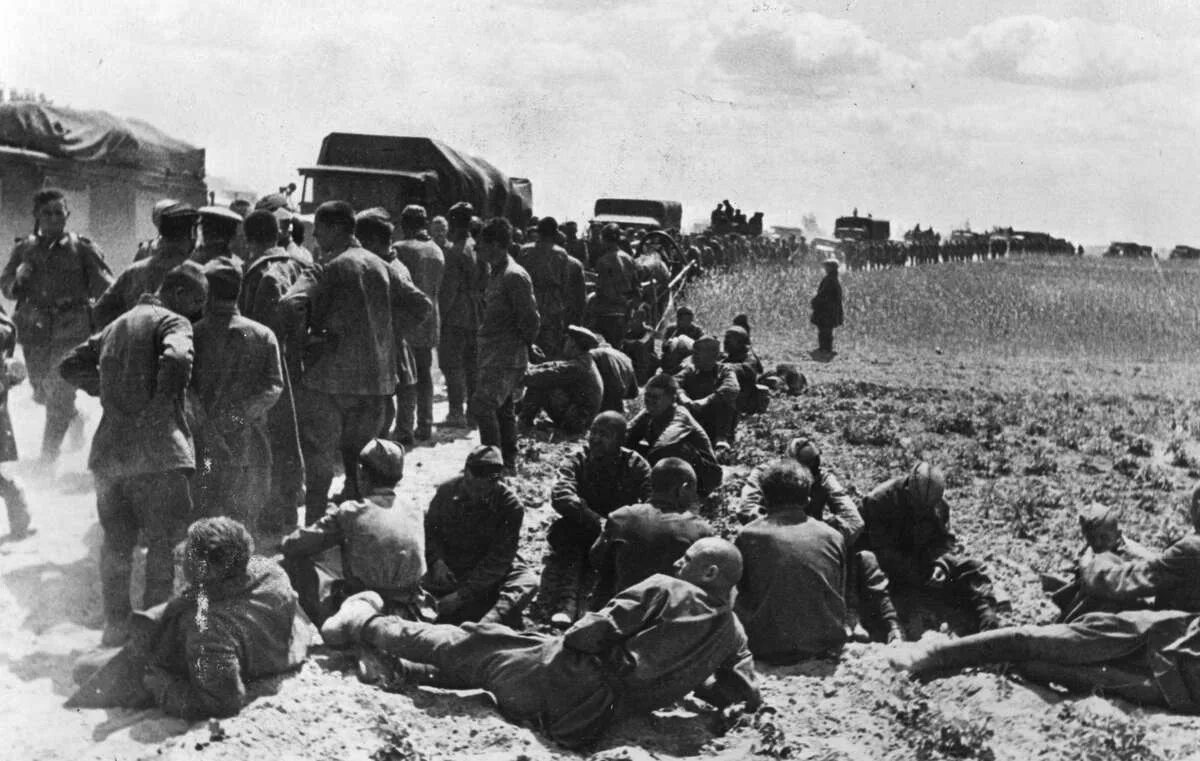 Дезертиры вов. Колонна советских военнопленных 1941. Пленные советские солдаты 22 июня 1941 года. Пленные красноармейцы лето 1941. Военнопленные красноармейцы 1941.