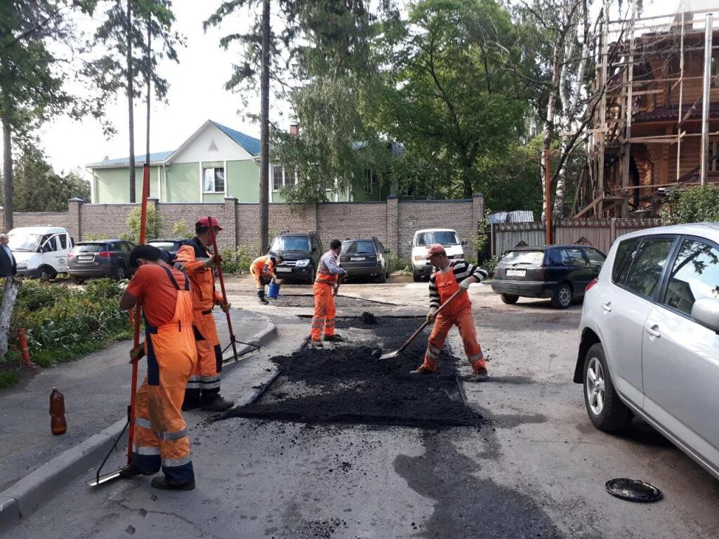 Какая сегодня погода в королеве. Аварийная яма. Ямочный ремонт. Дорожная аварийная яма. Погода королёв.