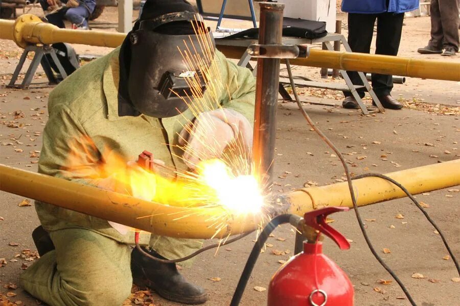 Газовый сварщик. Сварка газом. Газовая сварка. Газовая ацетилено-кислородная сварка. Газовый сварщик.