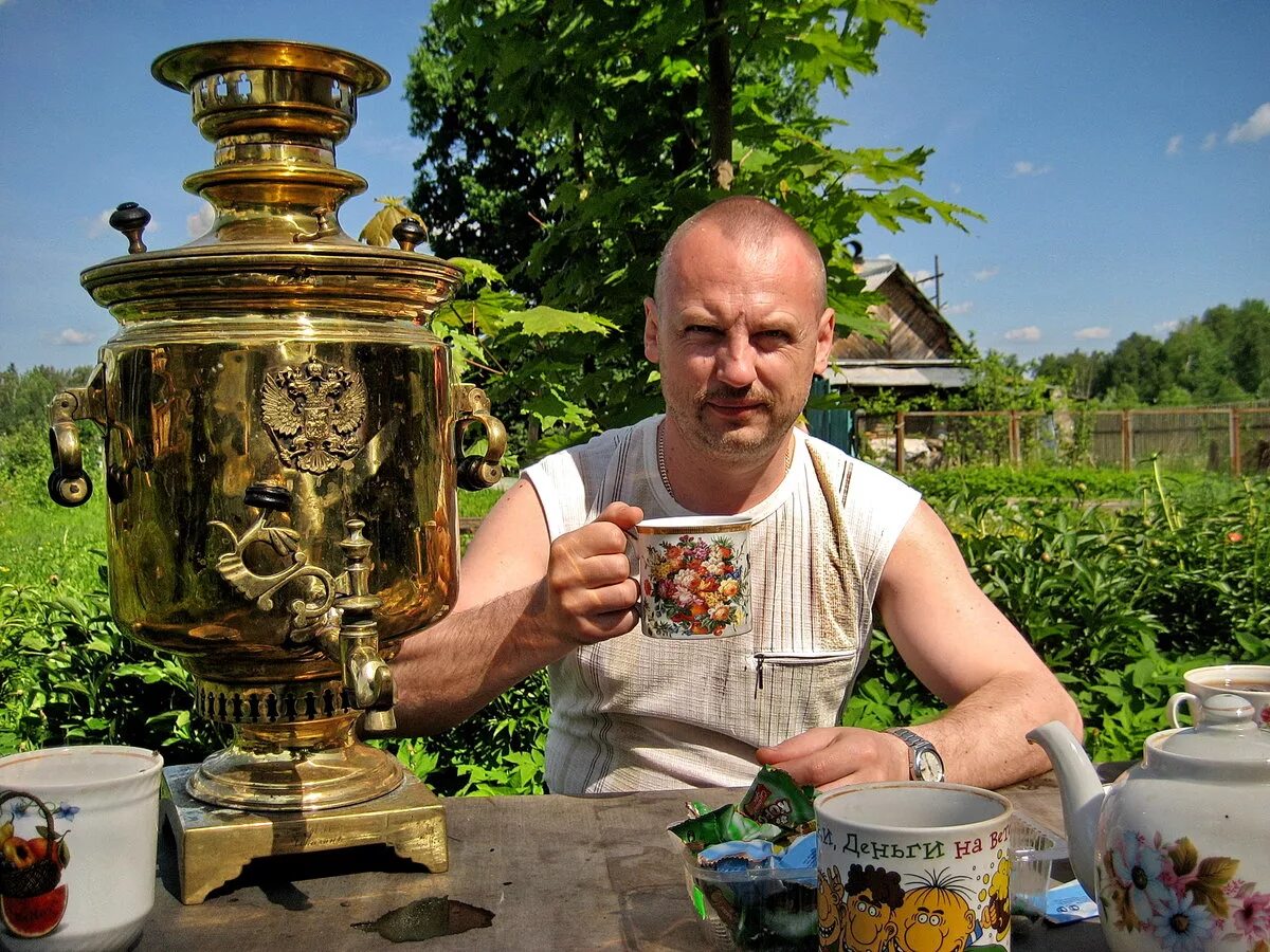 Самовар на природе. Мужик с самоваром. Человек самовар. Чаепитие самовар на природе. Самовар роснедра