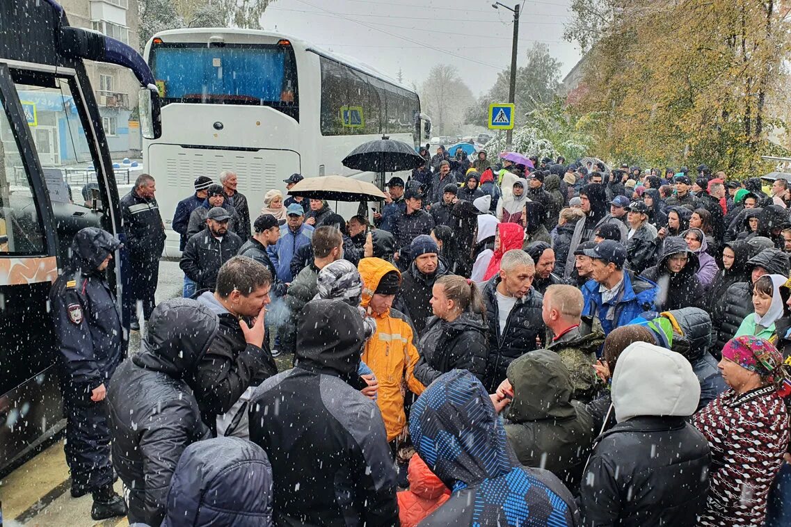 Что известно о новой волне мобилизации. Мобилизация автобус. Мобилизация 2022. Прощание с призывниками. Вторая волна мобилизации.