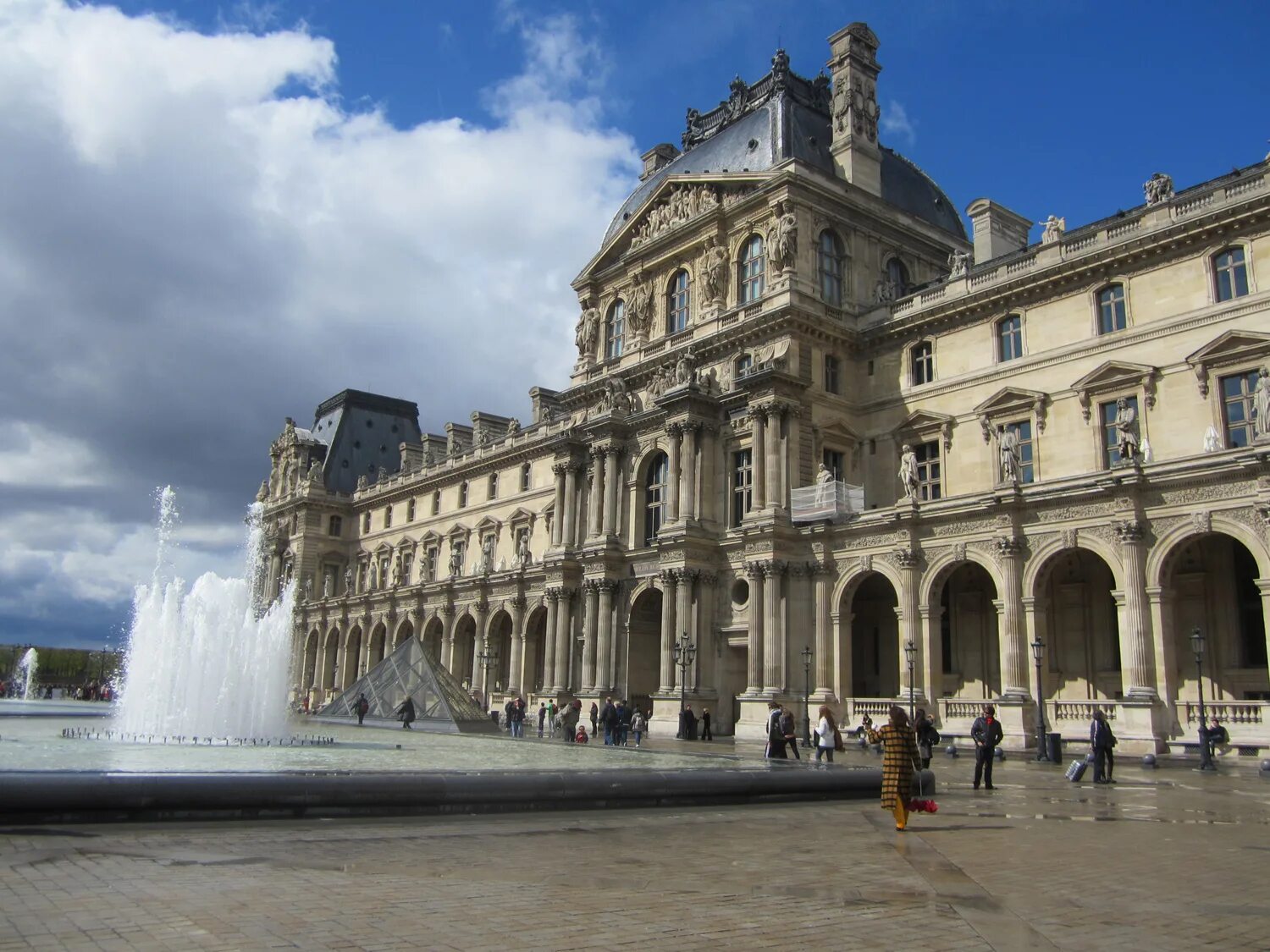 De louvre. Лувр Франция. Франция музей Лувр. Лувр Париж здание.