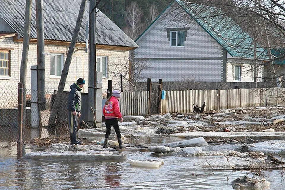 Паводок и наводнение в чем разница. Паводок. Половодье. Весенний паводок. Половодье весной.