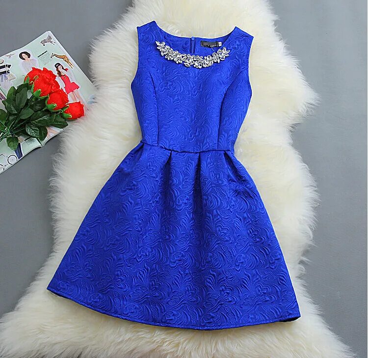 синее платье футляр. платье из плотной ткани. синее стильное платье. платье с драпировкой на груди. выкройка платья по кругу.