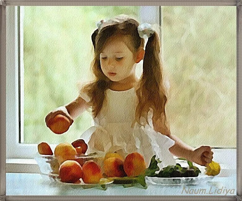 Девочка показала персик. Фрукты для детей. Персик для детей. Фотосессия детей с персиками. Фотосессии детская с персиками.