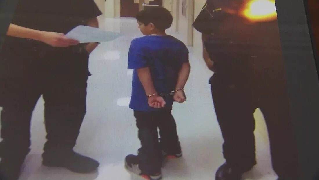 Наказание 30 суток. Мальчика арестовывают в Америке. Мальчишка в наручниках. Школьник в наручниках.