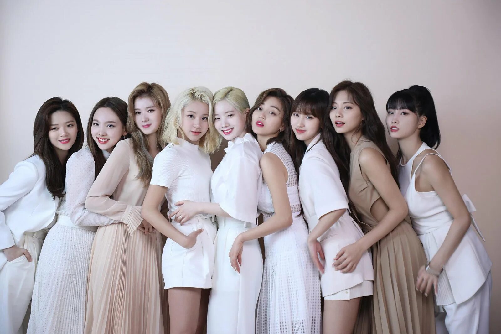Кпоп группа айдл. Twice группа корейская. Группа itzy участницы. Momoland. Кпоп группа nmixx.