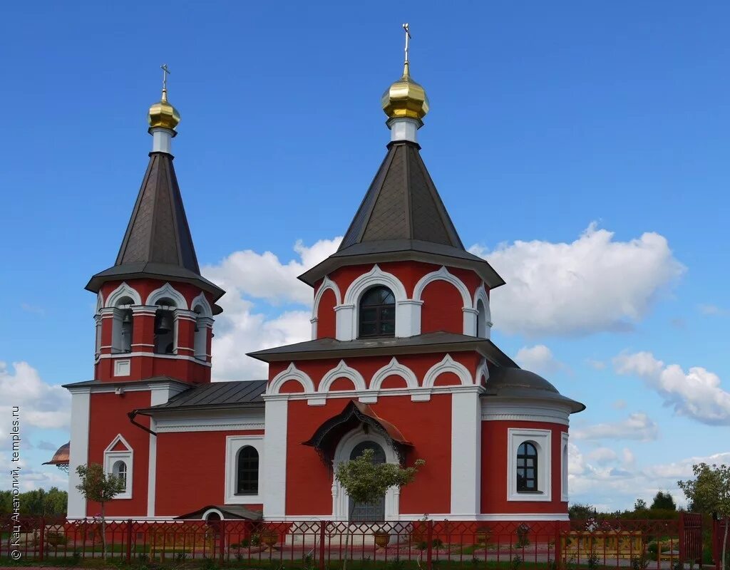 Красная горка дмитров. Церковь всех святых в Дмитрове, Дмитров. Всехсвятская Церковь Плавск. Красная Церковь в Дмитрове. Церковь всех святых на Всехсвятском кладбище Дмитров.