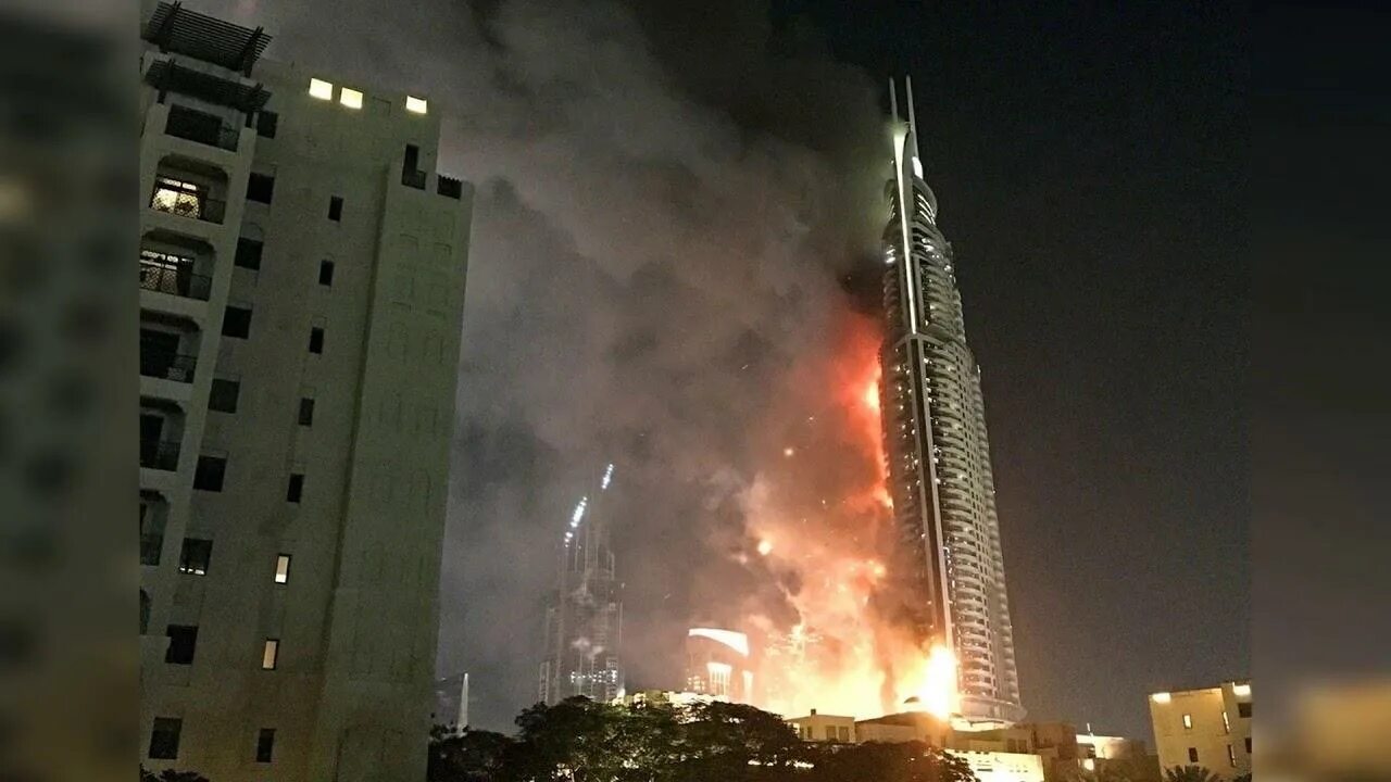 Горит небоскреб. Address Downtown Dubai пожар. Пожар в ОАЭ небоскреб. Пожарные в Дубае. Пожар в небоскребе.