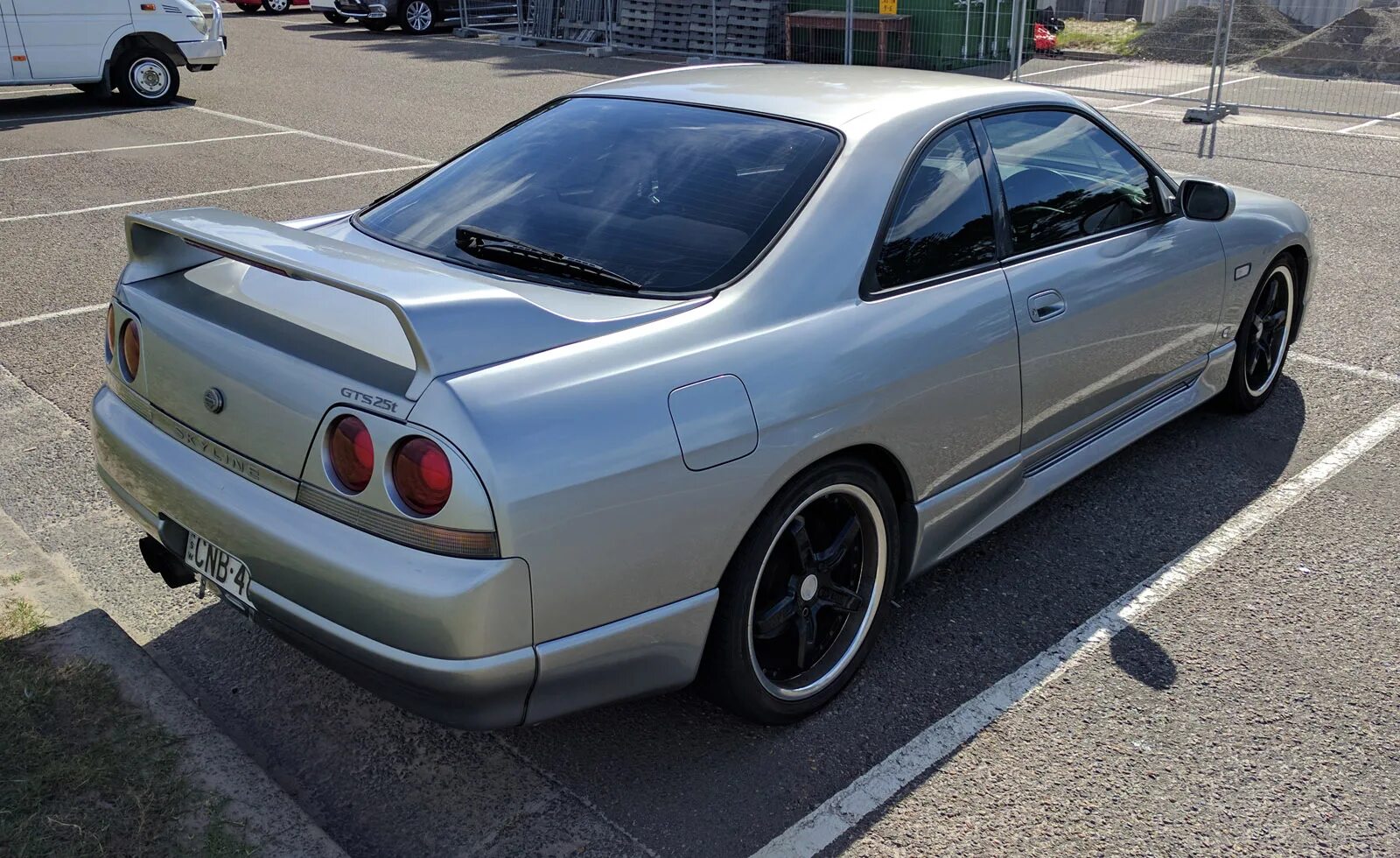 Skyline r33 GTS. Nissan Skyline r33 Top Secret. Двухцветный Ниссан Скайлайн 33 седан. GTS Skyline r33 пороги.