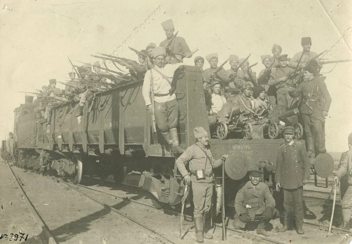 Бронепоезда гражданской. Бронепоезд красной армии 1918. бронепоезда красной армии в гражданской войне. бронепоезд 1917 год. бронепоезд железнодорожный 1918.