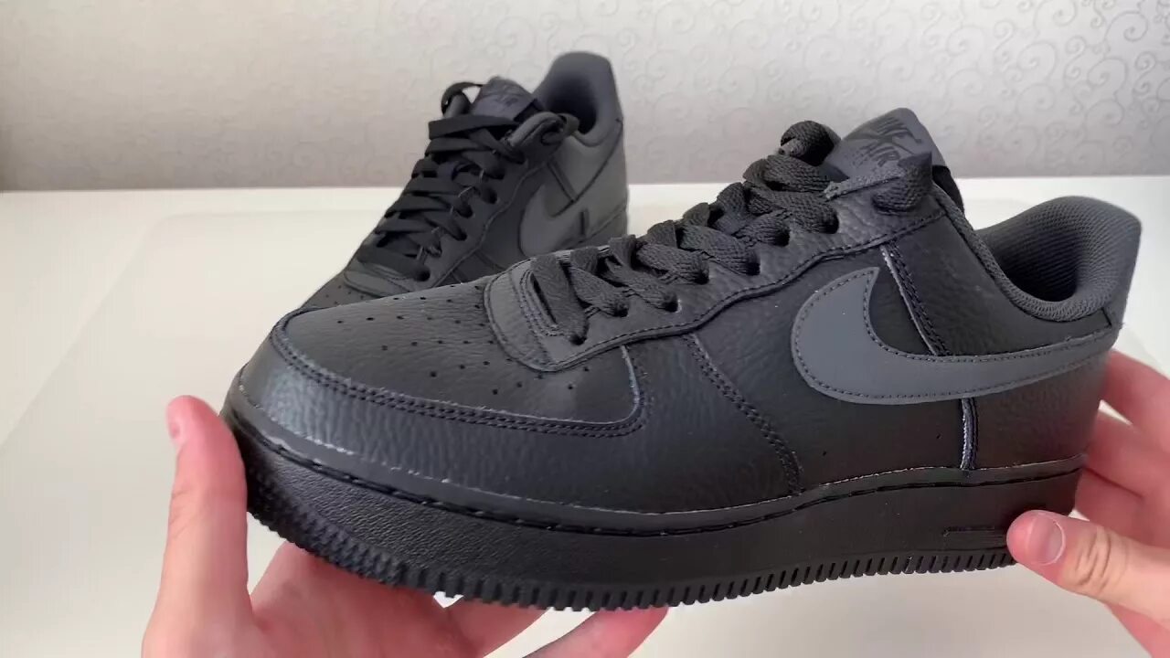 Как отличить форсы. Nike Air Force 1 Black Reflective. Force Nike Air паль черные. Найк Форс 1 черные. Nike Air Force Black паль.