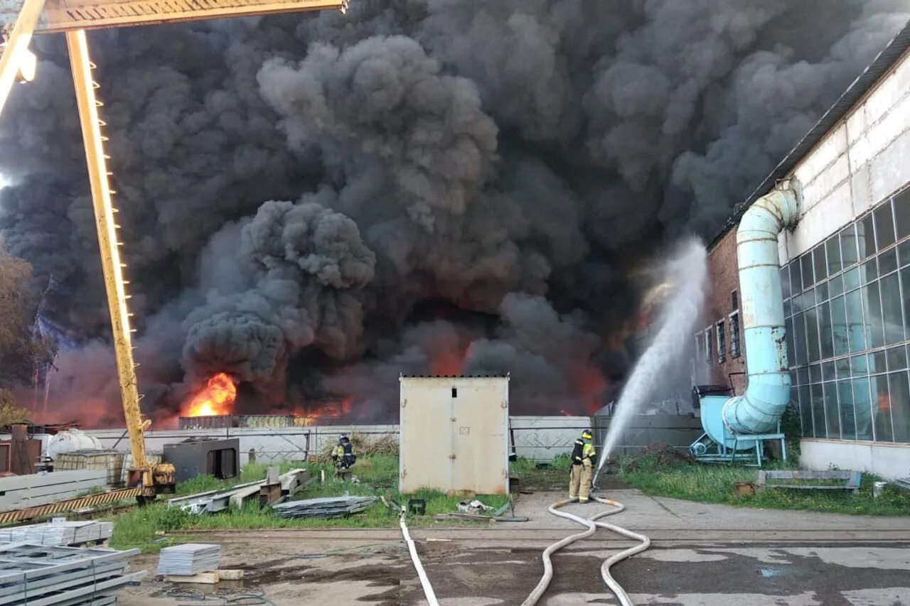 Пожар в какой оболочке. Сегодняшний пожар в Набережных Челнах. Пожар Набережные Челны сейчас. Пожар в Набережных Челнах сейчас промзона. Индустриальные пожары.