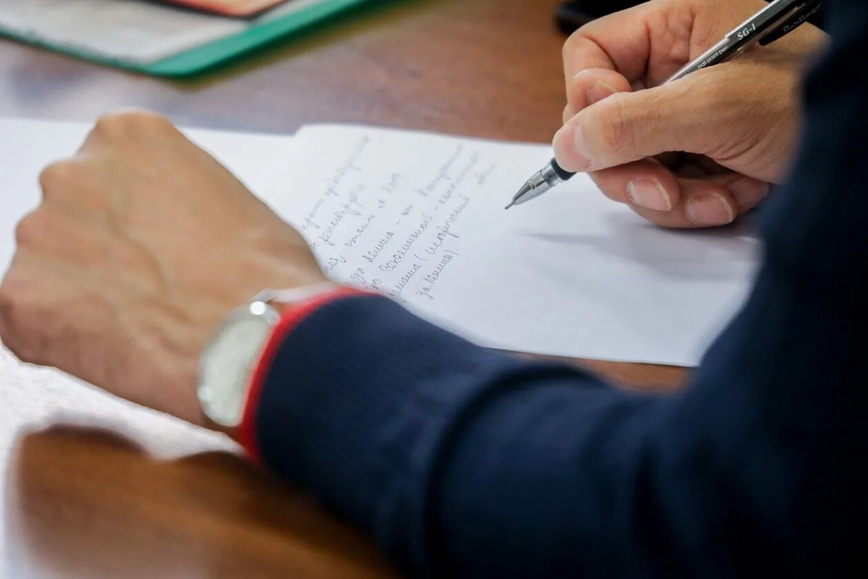 Строгий секретарь. Человечек внимание. Строгого обращения. Строгого обращения. Обращения граждан.