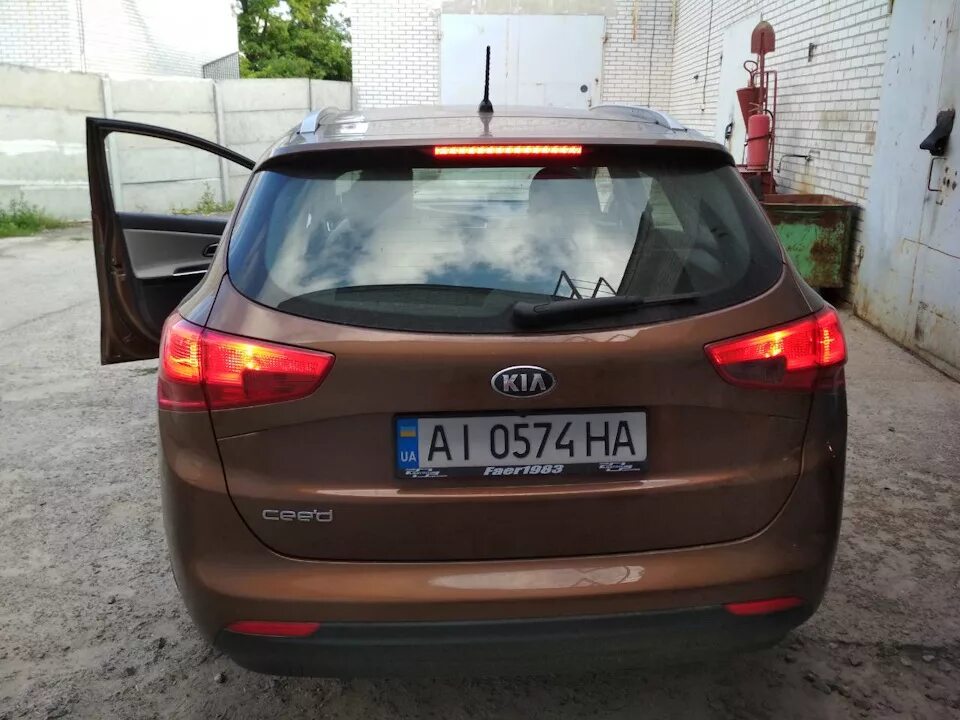 Kia Ceed JD SW задний стоп сигнал. Kia Ceed SW 2020 стоп лампочка. Двойные стоп сигналы Kia Ceed SW. Стоп сигнал Киа СИД универсал 2015. Стоп сигнал киа сид универсал