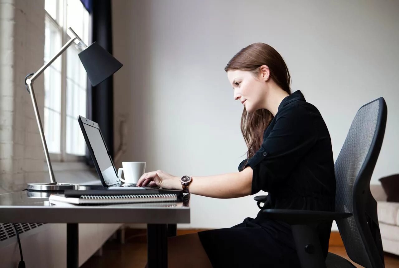 Самозанятые специалисты. Бизнес за компьютером. Человек у компьютера сток. Sitting at the computer. Sitting at the computer.