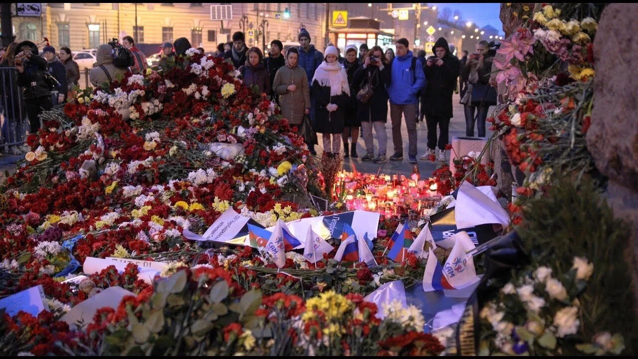 Прощание с жертвами теракта в крокусе. 3 Апреля 2017 Санкт-Петербург теракт. Теракт в Петербурге метро 2017г. 3 Апреля 2017 Санкт-Петербург теракт в метро. Взрыв в метро Петербурга 3.04.2017.