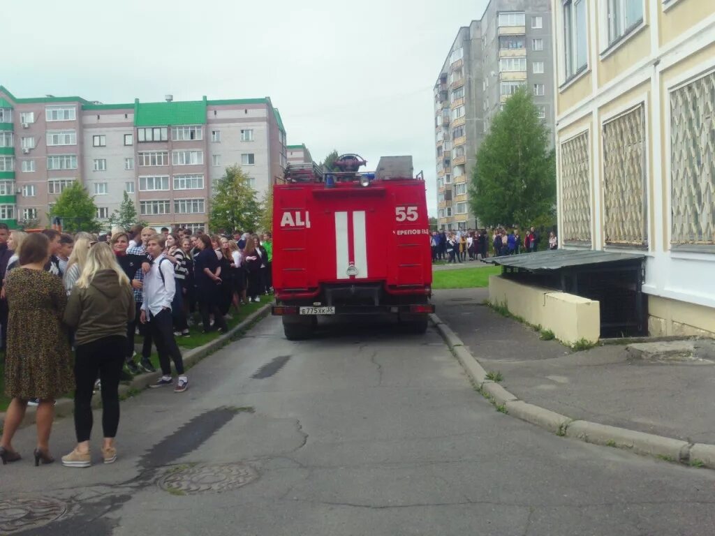 Сайт 14 череповец. 14 школа череповец. школа 14 эвакуация сегодня. 14 школа череповец фото. классы 14 школы череповец.