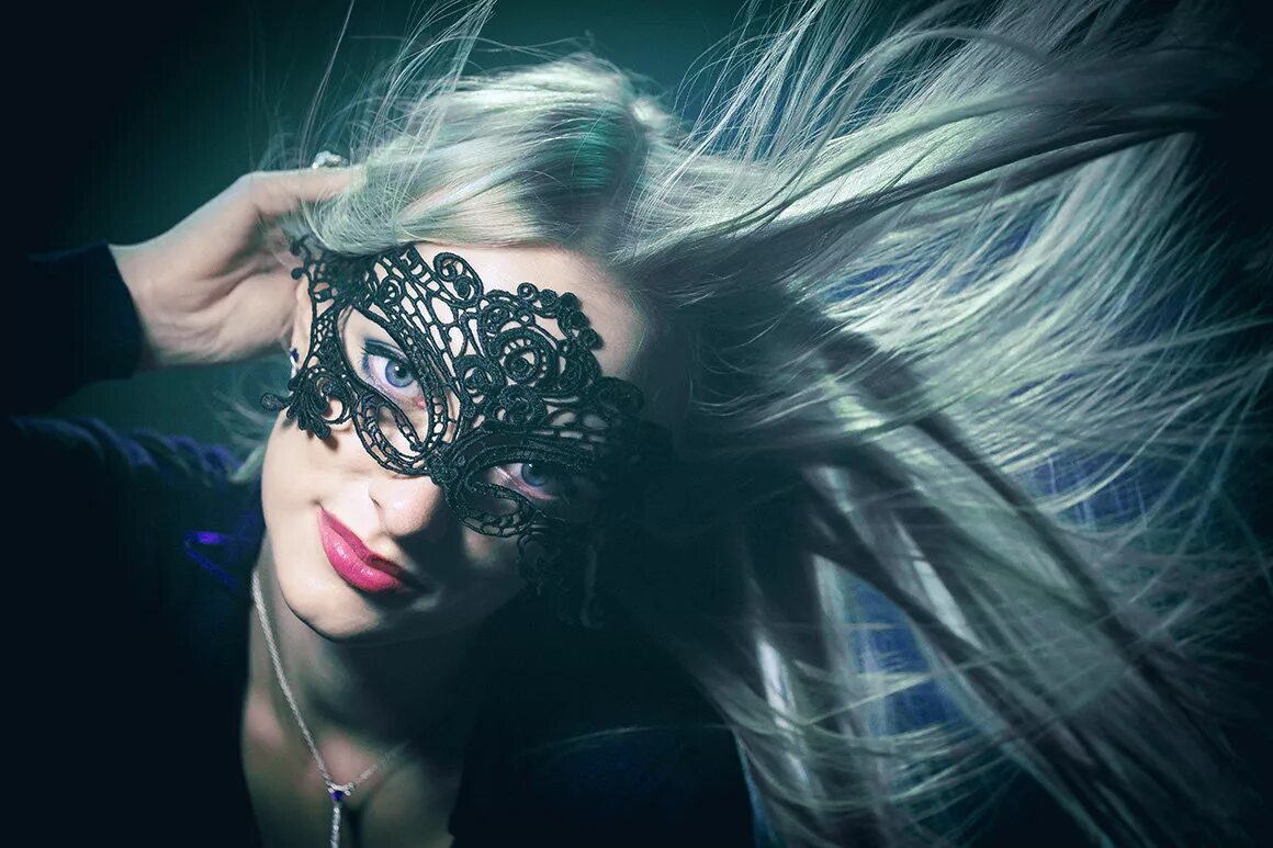 девушка блондинка в маске. девушка в карнавальной маске. девушка в маске. девушка в кружевной маске. девушка блондинка в маске.