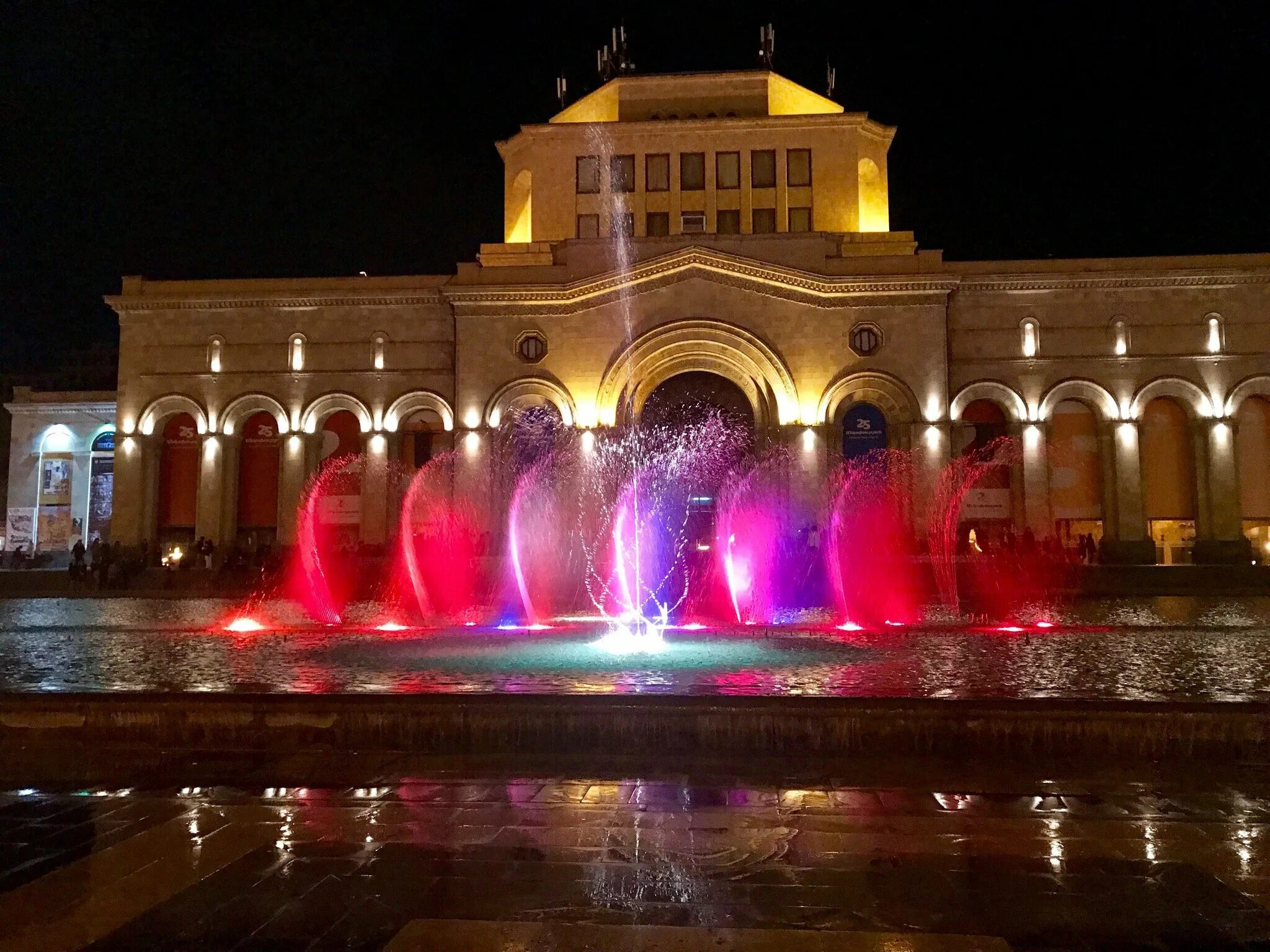 Услуги ереван. Republic Square Ереван. Ереван фонтаны на площади. Площадь революции Ереван. Площадь Республики Ереван ночью.