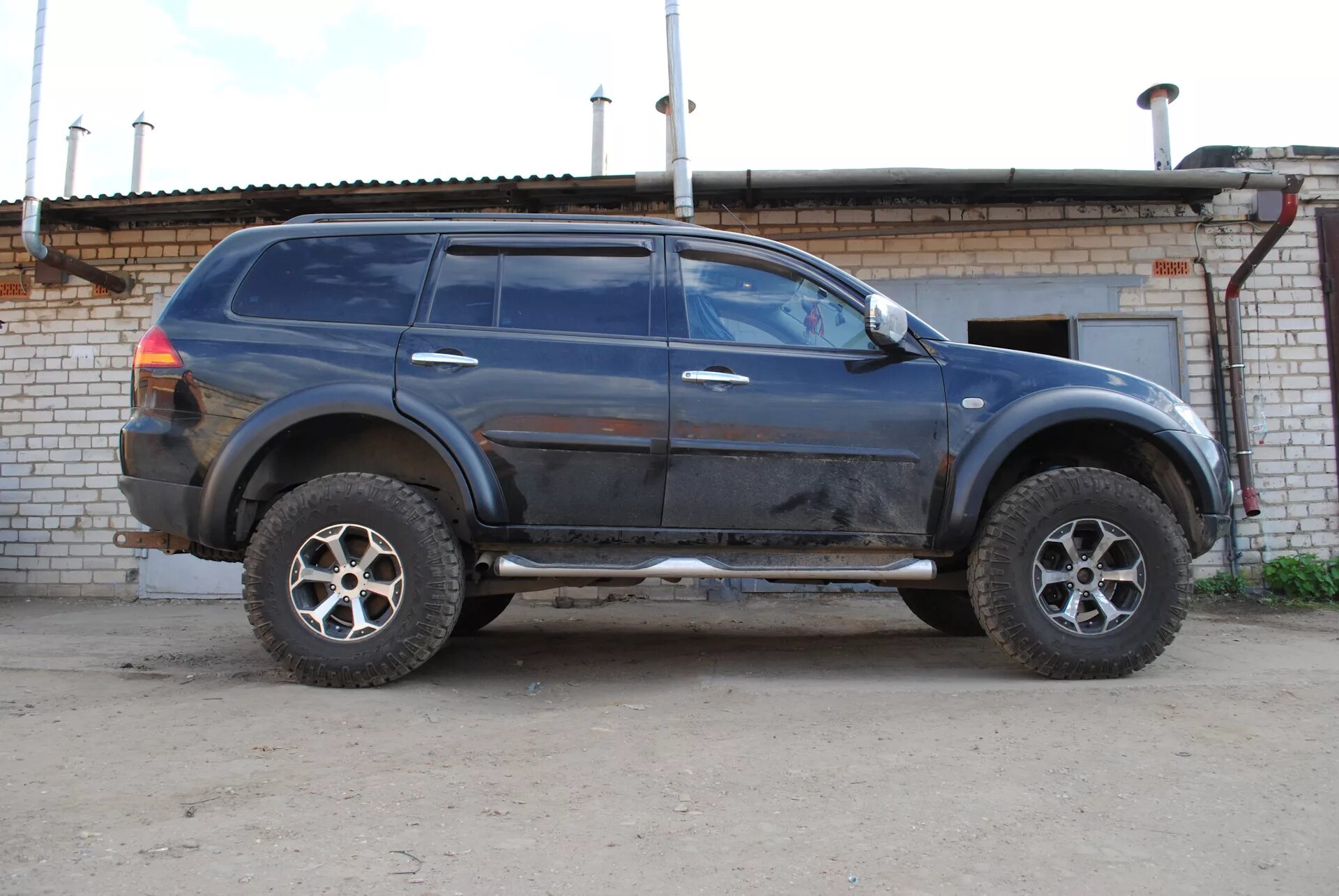 Mitsubishi pajero sport 2 33 колеса. Pajero sport r20. Pajero sport 1 33 колеса. Pajero sport 2 r18. Митсубиси паджеро спорт 3 на ат резине.