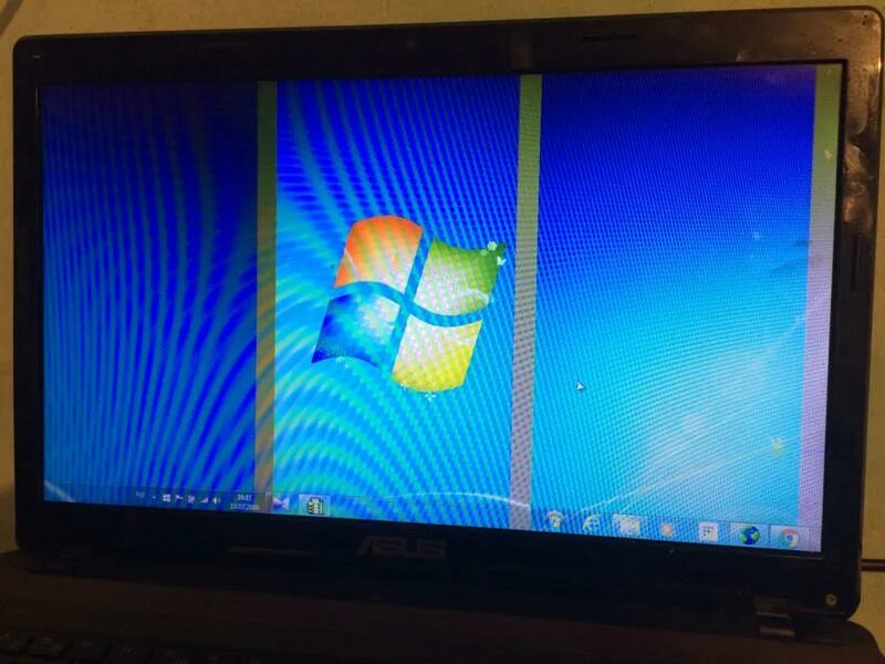 Экран разделился на части. Экран разделился на 3 части. Левая, правая часть экрана. Экран ноутбука поделился на 3 части. Ноутбук экран разделился 4 части.