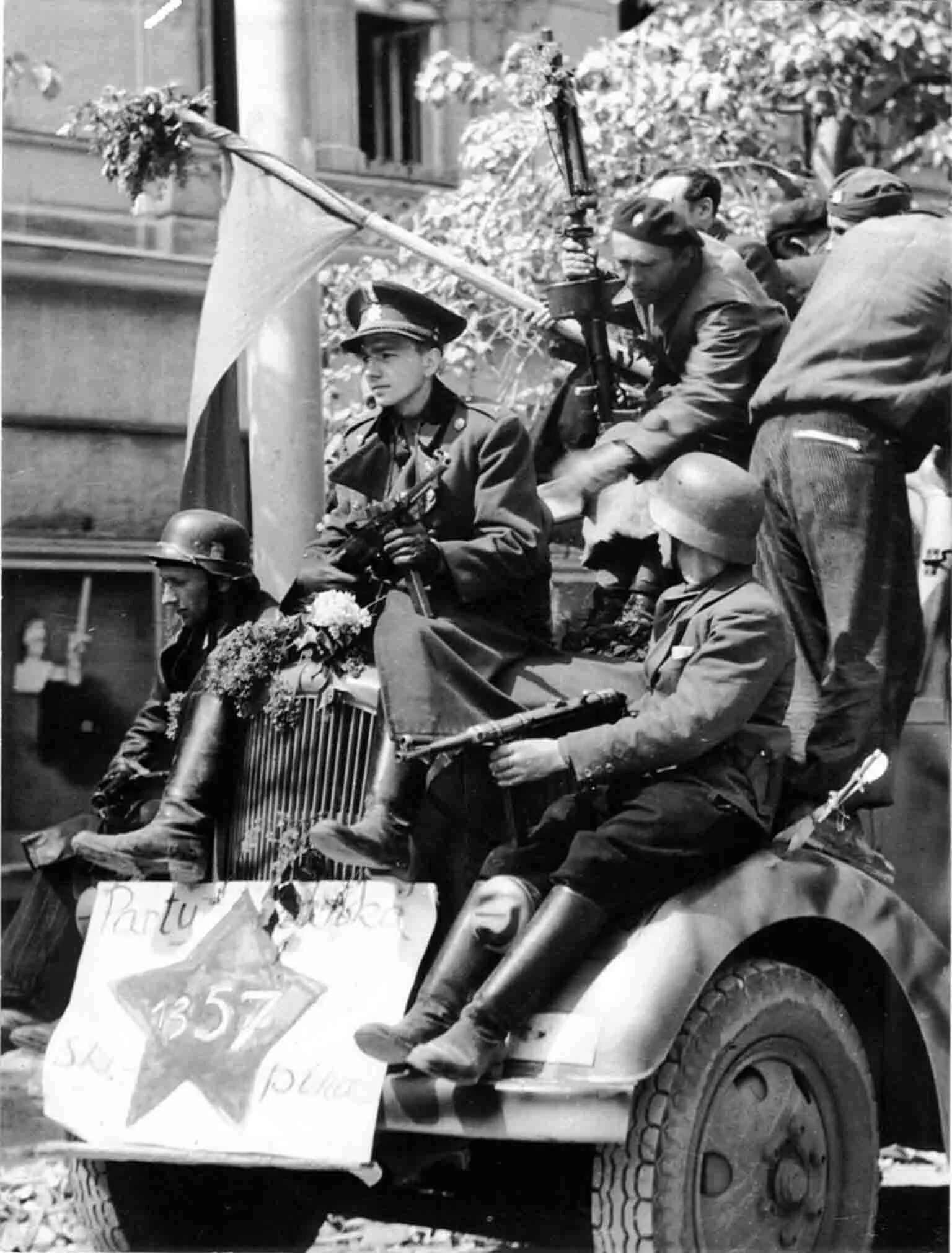 Красная армия в чехословакии. Восстание в Праге 1945. Освобождение Праги 1945 РОА. Пражская операция май 1945 год освобождение Чехословакии. РОА освобождение Праги.