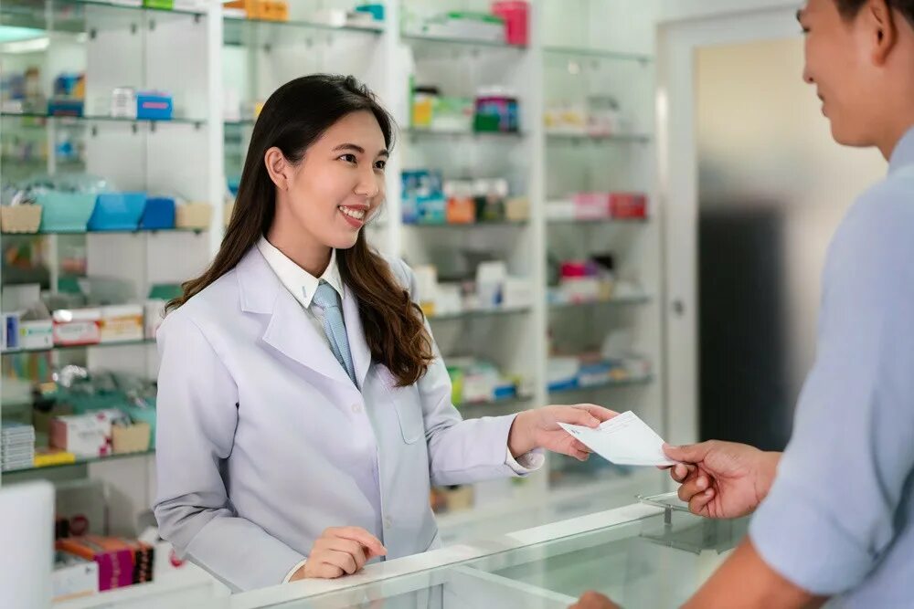 фармацевты казахстана. макияж фармацевта. дефицит лекарств. фармацевт азиатка. фармацевт казашка.